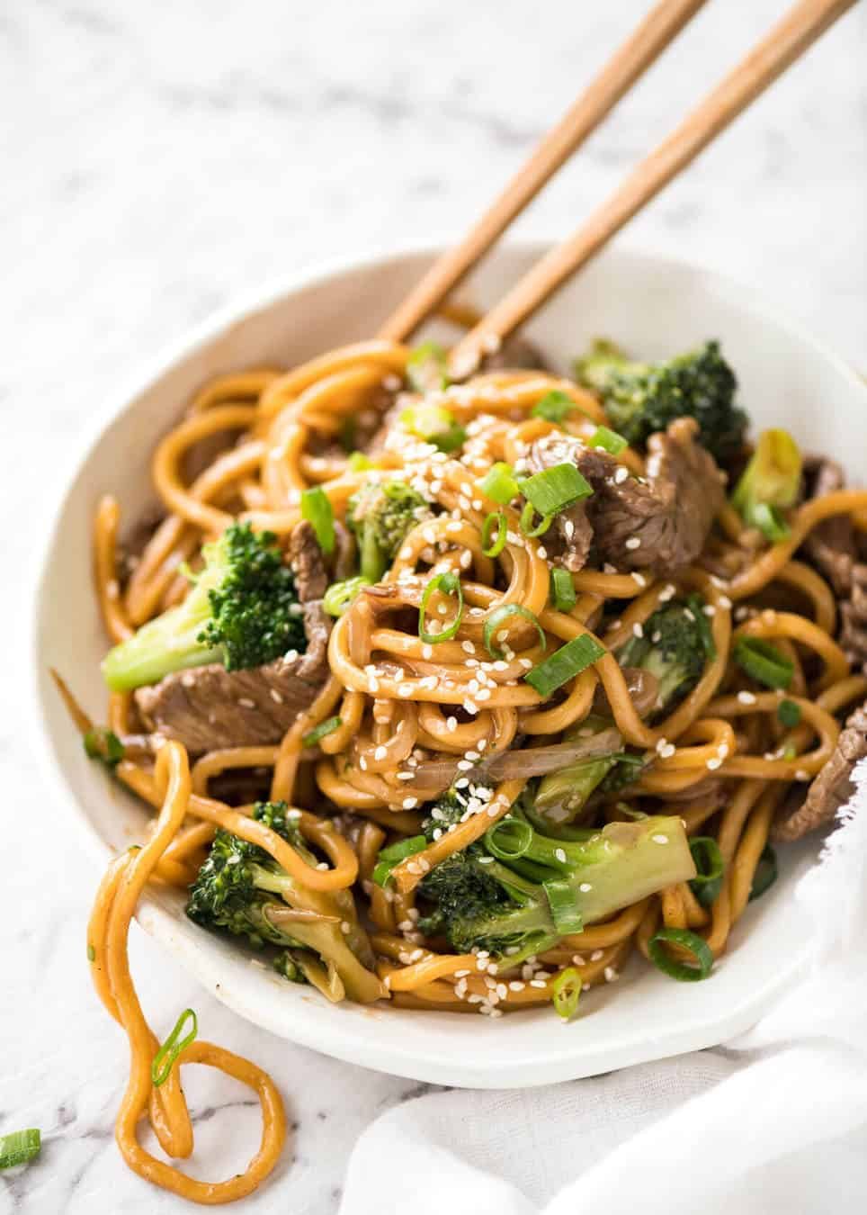 Chinese Beef and Broccoli Noodles - Everybody's favourite Chinese Beef and Broccoli with noodles! recipetineats.com
