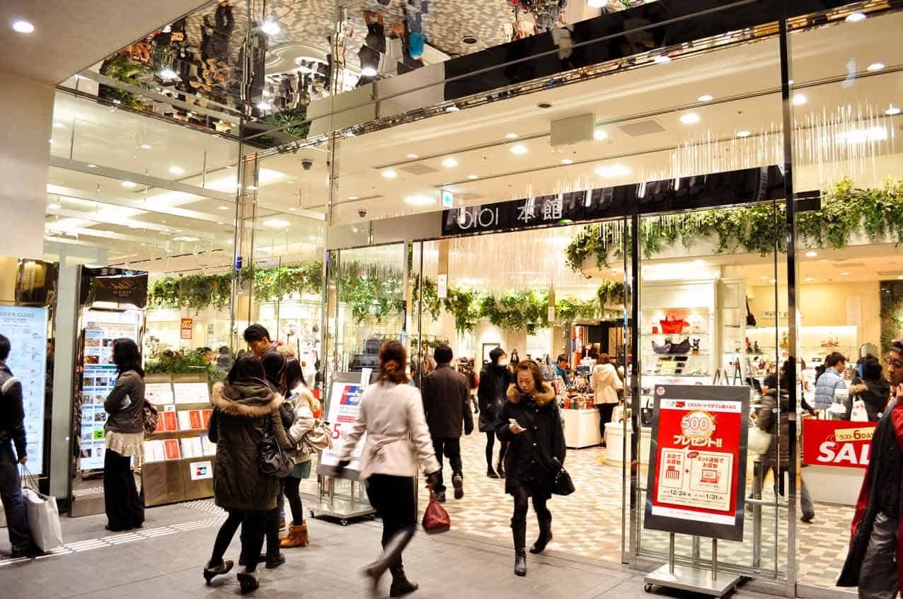 Shopping in Shinjuku - Oi Oi