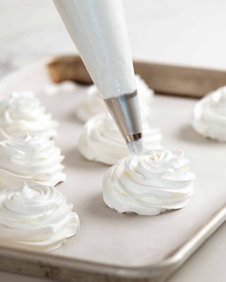 Piping Mini Pavlovas